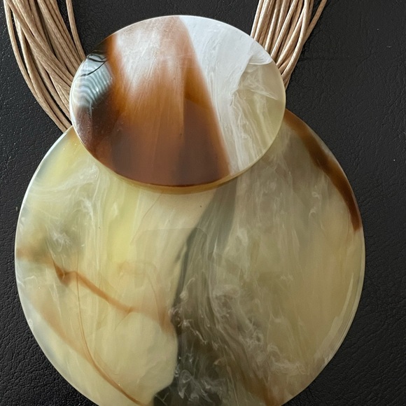 Women’s Faux Alabaster Necklace - Picture 5 of 9